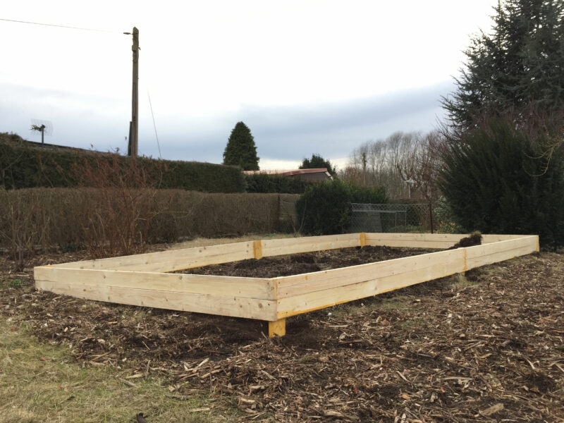 Eine fertiggestellte Beeteinfassung zum Selberbauen aus Holz.