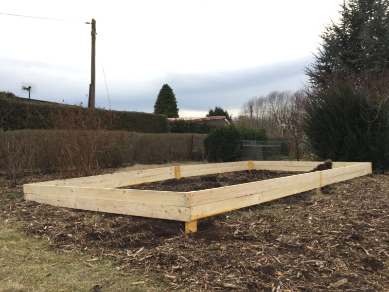Eine fertiggestellte Beeteinfassung zum Selberbauen aus Holz.