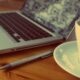 Gartenblogs: Symbolbild mit einem Laptop und einer Tasse Kaffee.
