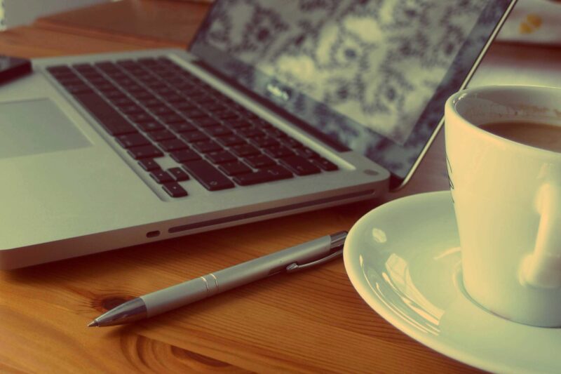 Gartenblogs: Symbolbild mit einem Laptop und einer Tasse Kaffee.