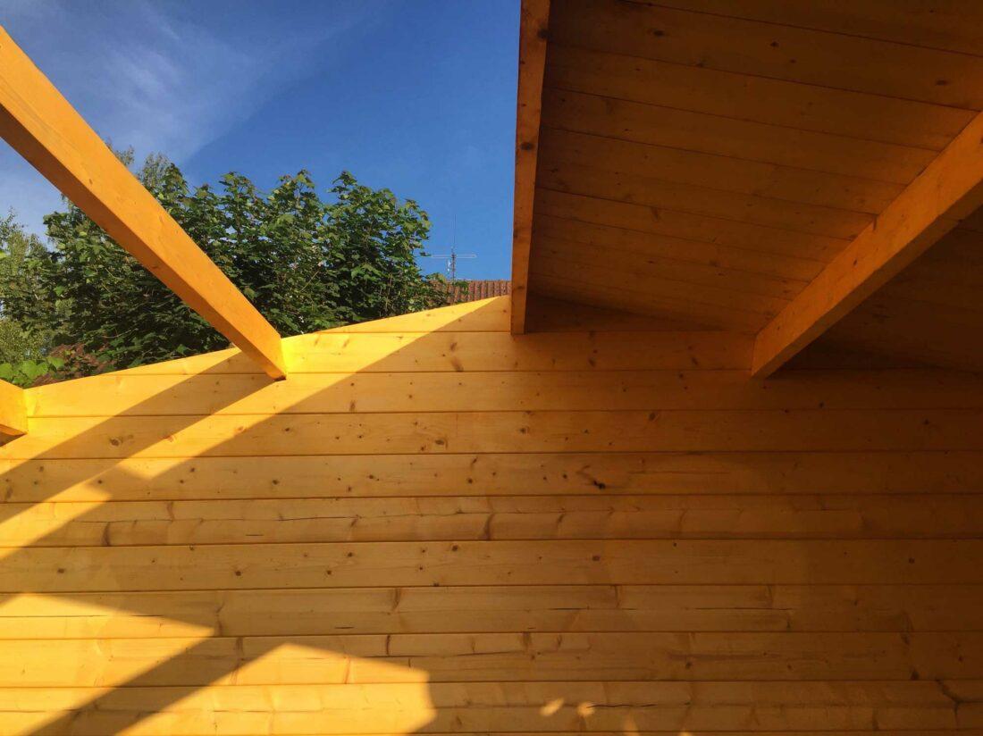 Das Dach der Hütte wird abgebaut