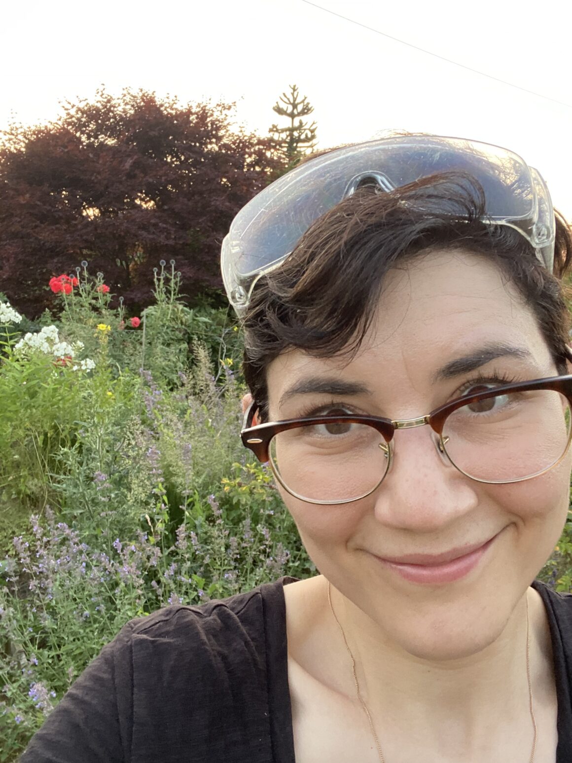 Gartenbloggerin Deborah Hucht beim Heckeschneiden im Juni.