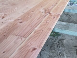 Holzfußboden, der mit Nut und Feder verlegt ist.