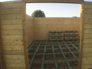 Die Unterkonstruktion eines Holzfußbodens.