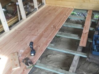 Ein Holzfußboden wird verlegt.