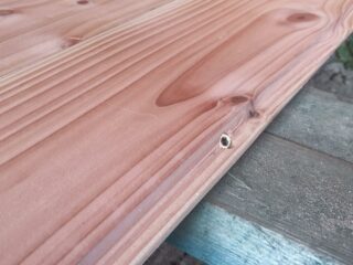 Die Dielen werden an der Feder verschraubt.