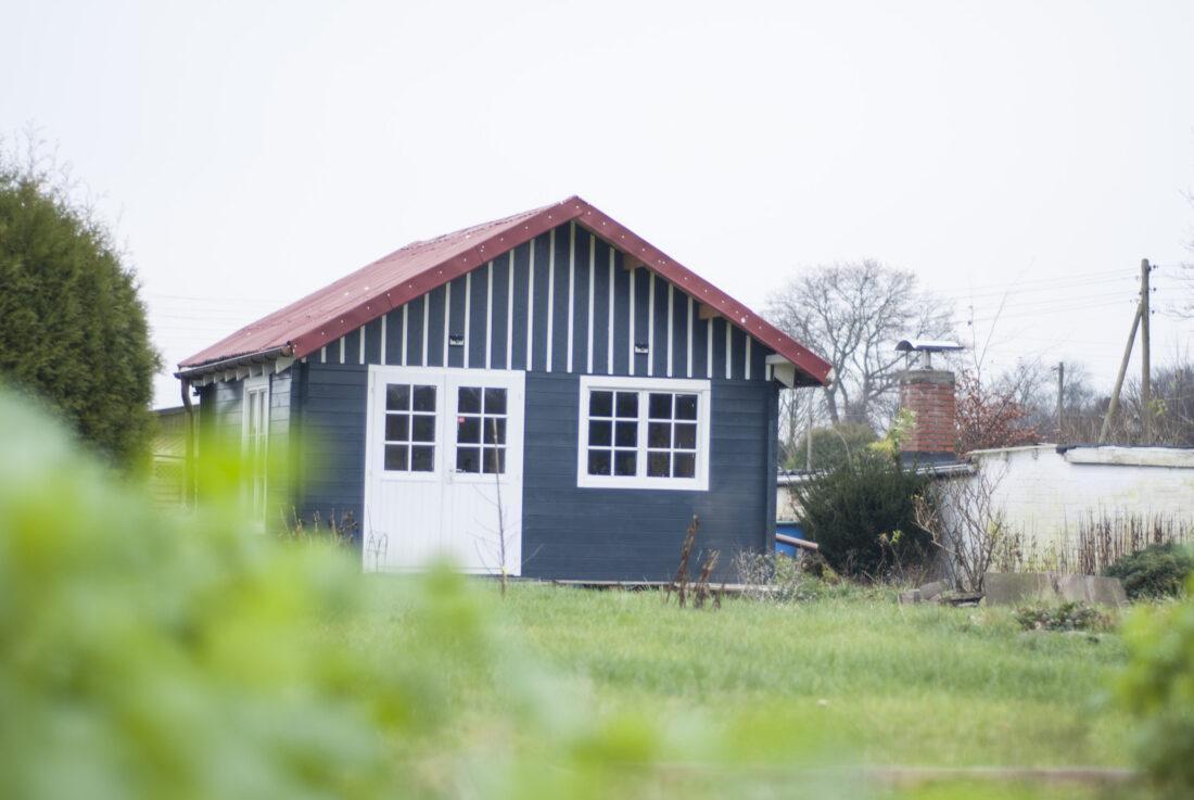 Eine noch nicht ganz fertig gestellte Holzhütte in einem Garten – ein Symboldbild für die Gartenplanung 2018.
