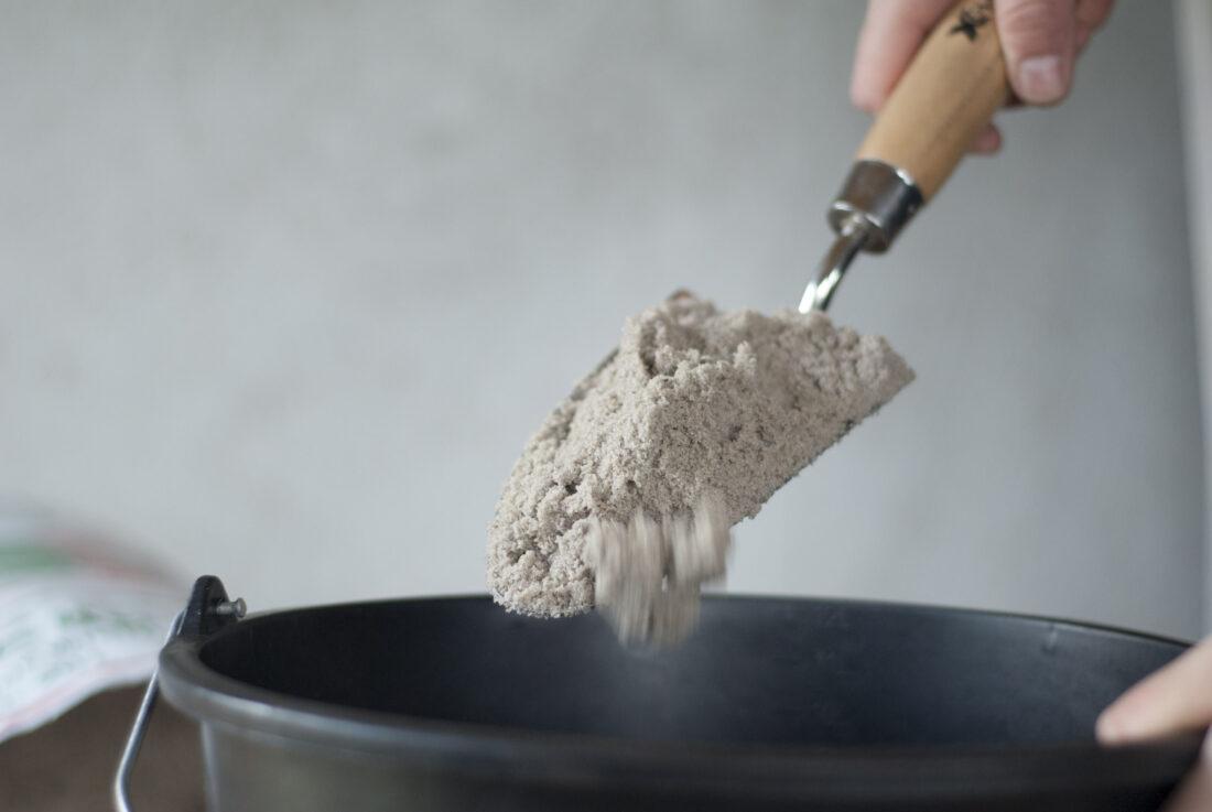 Schritt eins beim Saatkartoffeln einlagern: Sand in einen Eimer füllen.