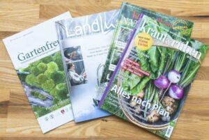 Verschiedene Gartenzeitschriften liegen auf einem Tisch.