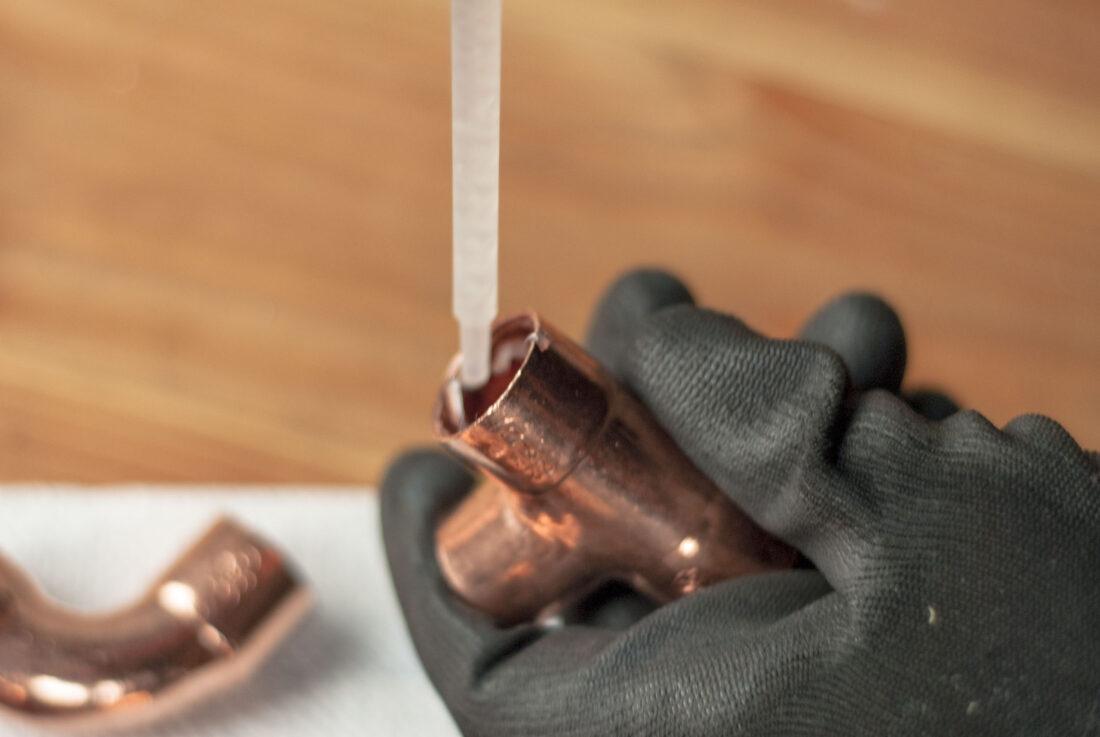 DIY-Kleiderstange: Die kurzen Stücke werden in die T-Fittings geklebt.