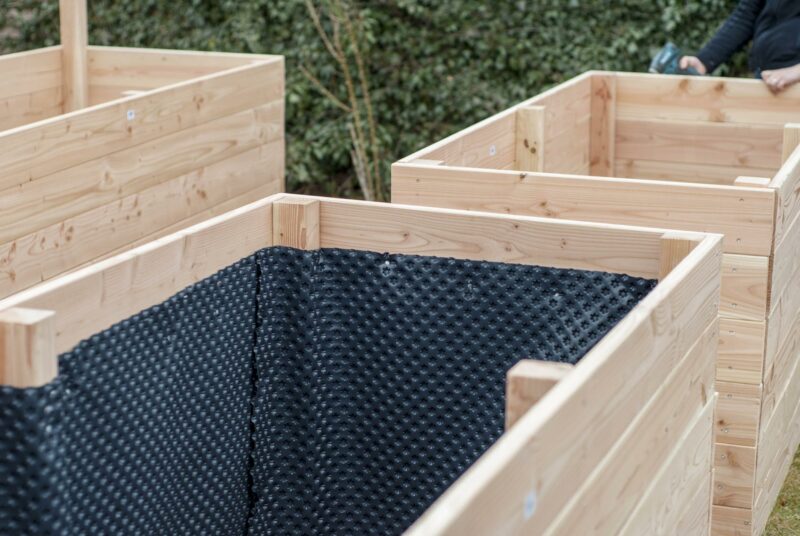 Drei selbst gebaute Hochbeete, die auf ihre Befüllung warten.