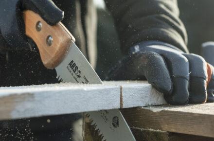Gartentor selber bauen: Für das Gartentor wird das Holz auf Länge geschnitten.