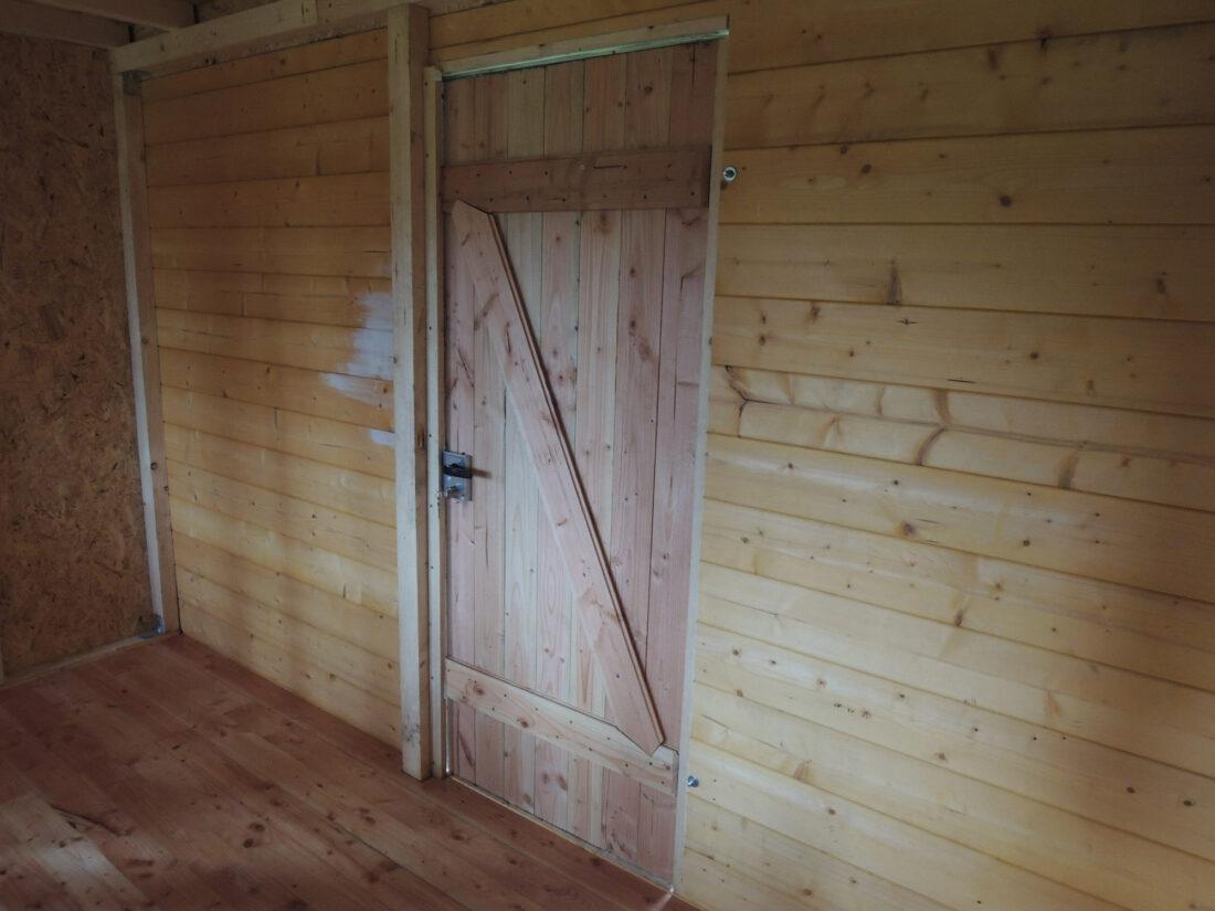 Ansicht einer selbst gebauten Holztür von innen. 