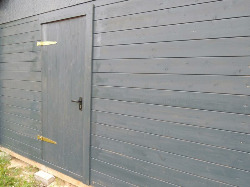 Holztür selber bauen: die fertige Tür, von außen gesehen.