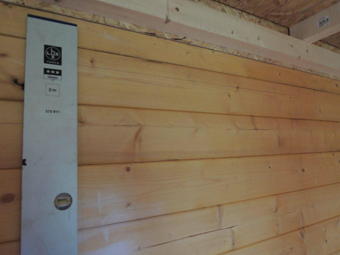 Holztür selber bauen: Tür und Türloch sollten im Wasser sein. 