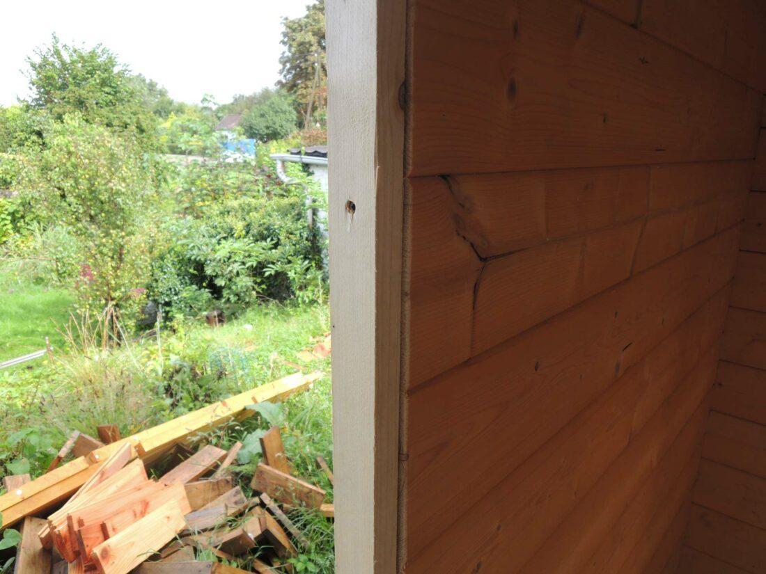Holztür selber bauen: Blick auf eine selbst gebaute Türzarge.
