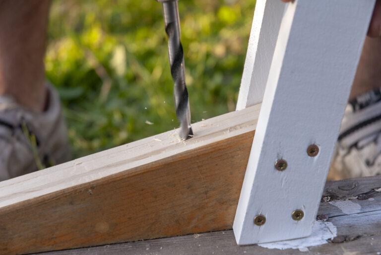 Gartengerätehalter selbst bauen Anleitung in nur drei Schritten