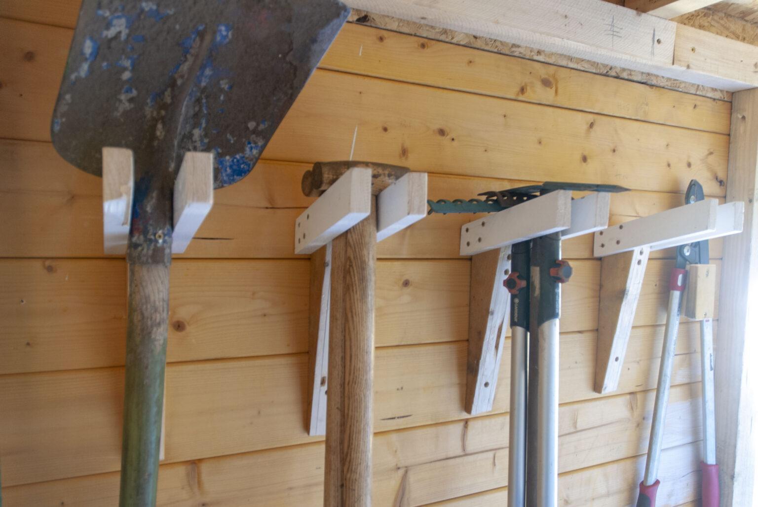 Gartengerätehalter selbst bauen Anleitung in nur drei Schritten