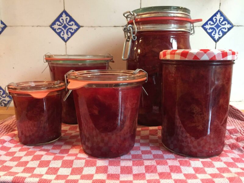 Geschenke aus dem Garten: Gläser mit eingemachtem Pflaumenkompott