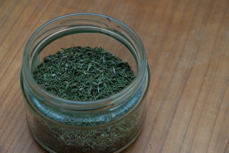 Ihr habt in diesem Jahr massenweise Kräuter geerntet? So mixt ihr euch easy-peasy eure eigene Kräutermischung & zaubert „ewigen Sommer“ auf eure Teller! Auch der längste Sommer hat mal ein Ende. Spätestens seit der Zeitumstellung bin ich mir dessen bewusst. Wollt ihr mit uns den Sommer verlängern? Dann macht eine Kräutermischung selbst und zaubert euch Abend für Abend den Sommer auf den Teller. Wie das? Ganz einfach! In nur drei Schritten ist das gemacht – vorausgesetzt, ihr habt Kräuter vom Sommer getrocknet. Was ihr für die selbst gemachte Kräutermischung braucht Klar, Kräuter. Und zwar getrocknete. Einen Mixer oder Pürierstab solltet ihr auch parat halten. Und ein paar Gläser, um die Kräutermischung darin aufzubewahren. So macht ihr eure Kräutermischung selbst Schritt 1: Sucht die Kräuter für eure Mischung zusammen und zupft die Blätter von den Zweigen. Sortiert noch feuchte oder schimmlig gewordene Blätter großzügig aus. Schritt 2: Häckselt die Blätter nach Kräutersorte getrennt klein. Die optimale Größe haben sie, wenn ihr sie gut mit Daumen und Zeigefinger aufnehmen und rieseln lassen könnt. Schritt 3: Mixt nun eure Kräutermischung in einem Glas zusammen. Wählt das Verhältnis der Kräuter am besten so, dass keins aufdringlich heraussticht. Kräutermischung selber machen: Diese Kräuter passen zusammen Aus welchen Kräutern und Gewürzen eure selbst gemachte Kräutermischung besteht, ist im Prinzip euch überlassen! Mixt einfach das zusammen, was euch persönlich am besten schmeckt. Wir nehmen ehrlicherweise das, was da ist. Unsere Standards sind: • Rosmarin • Thymian • Oregano • Ysop Zu manchen Mischungen fügen wir noch Salbei oder Lavendelblüten hinzu. 1. Kräuter der Provence: Das gehört hinein Wollt ihr eine Provence-Kräutermischung selber machen, mixt ihr Oregano, Rosmarin, Bohnenkraut, Thymian und Basilikum zu gleichen Teilen zusammen. Toppt das Ganze mit Lavendelblüten. 2. Italienische Kräutermischung selber machen Wenn ihr die italienische Küche bevorzugt, mischt ihr je zwei Teile Oregano und Basilikum zu je einem Teil Rosmarin, Thymian und Salbei in euer Gewürzglas. „Toskana-Feeling“ bekommt ihr, indem ihr noch Majoran hinzugebt. 3. Orientalische Gewürzmischung selber machen Für die Gewürzmischung Za’atar fügt ihr Sesamsaat, Thymian, Majoran, Basilikum, Bohnenkraut, Limettenschale, Sumach und Salz zusammen. 4. Südamerikanische Gewürzmischung selber machen Ihr seid Fans der südamerikanischen Küche? Dann solltet ihr neben Kräutern auch Chilis anpflanzen und trocknen. Und die Quillquiña nicht vergessen! Die bekannte Chimichurri-Sauce mischt ihr zum Beispiel aus Petersilie, Thymian, Oregano, Lorbeeren, Knoblauch Zwiebeln, Chiliflocken, Salz und schwarzem Pfeffer – gepaart mit Öl und Essig – zusammen. 5. Suppengewürz selber machen Es muss gar nicht so außergewöhnlich sein? Suppengewürz macht ihr selbst aus Petersilie, Liebstöckel (auch: Maggikraut) und Schnittlauch. In einem Topf mit Karotten, frischem Lauch und Sellerie angedünstet, erzeugt ihr damit ganz fix den typischen Eintopf-Geschmack! Übrigens: Die selbst gemachten Kräutermischungen eignen sich hervorragend als Geschenk zu Weihnachten oder als Mitbringsel für Partys. Füllt sie dazu in ein hübsches Glas und gestaltet ein Etikett oder den Deckel selbst.