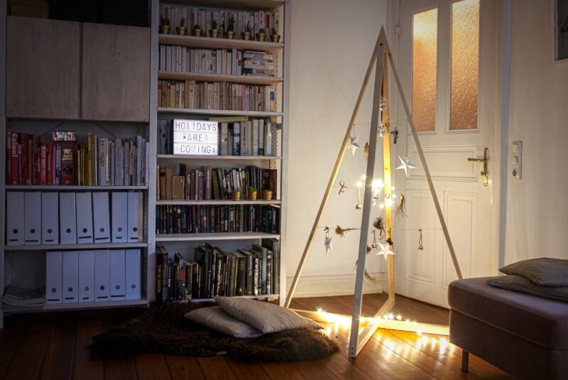 Weihnachtsbaum selber bauen: Ein Weihnachtsbaum aus Holz steht in einem Wohnzimmer.