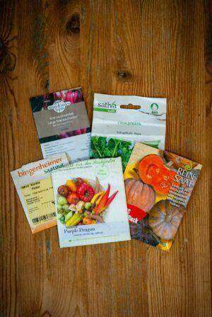 Bio-Saatgut kaufen: Tütchen mehrerer Saatgut-Anbieter liegen auf einem Tisch.