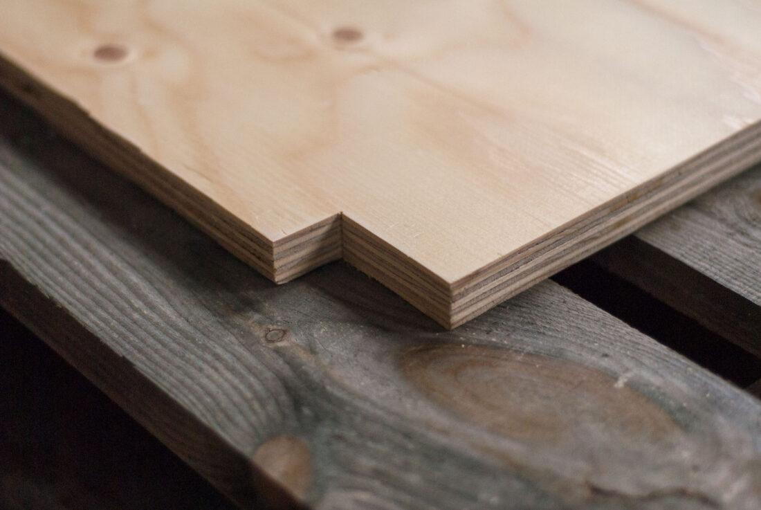 Detailansicht einer Seitenwand einer DIY-Küchenzeile aus Holz. 