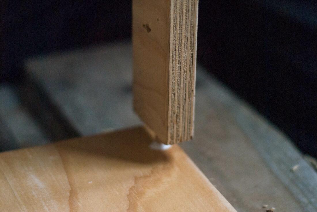 DIY-Küchenzeile: eine Leiste wird mithilfe eines Holzdübels auf einer Holzplatte angebracht. 