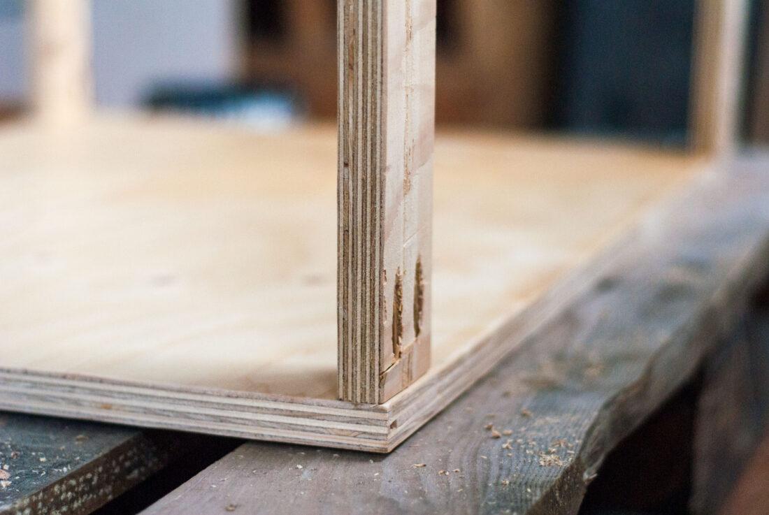 DIY-Küchenzeile: Auf einer Holzplatte sind mehrere Leisten senkrecht befestigt. 