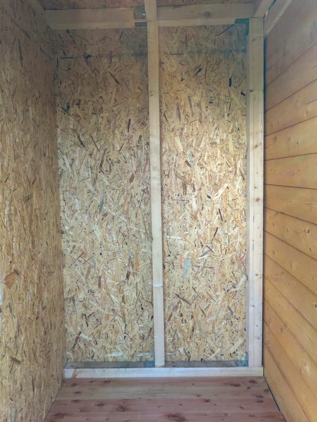 Trenntoilette selber bauen: Blick in einen mit Holz verkleideten Raum, der später ein Kompostklo beherbergt. 