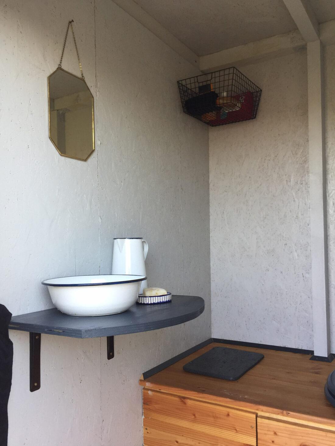 Einrichtung eines Toilettenraums in einer Gartenhütte.