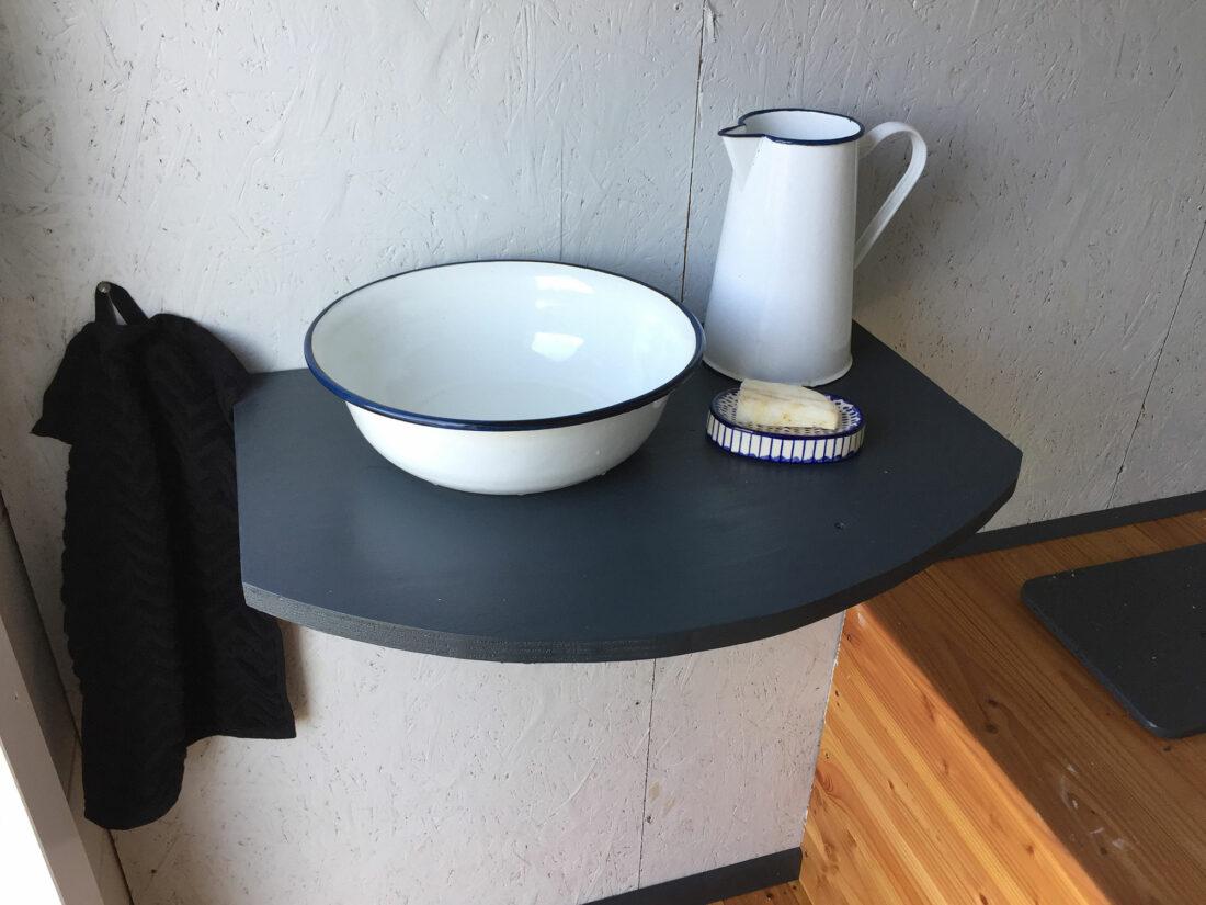DIY-Waschtisch in einem Toilettenraum