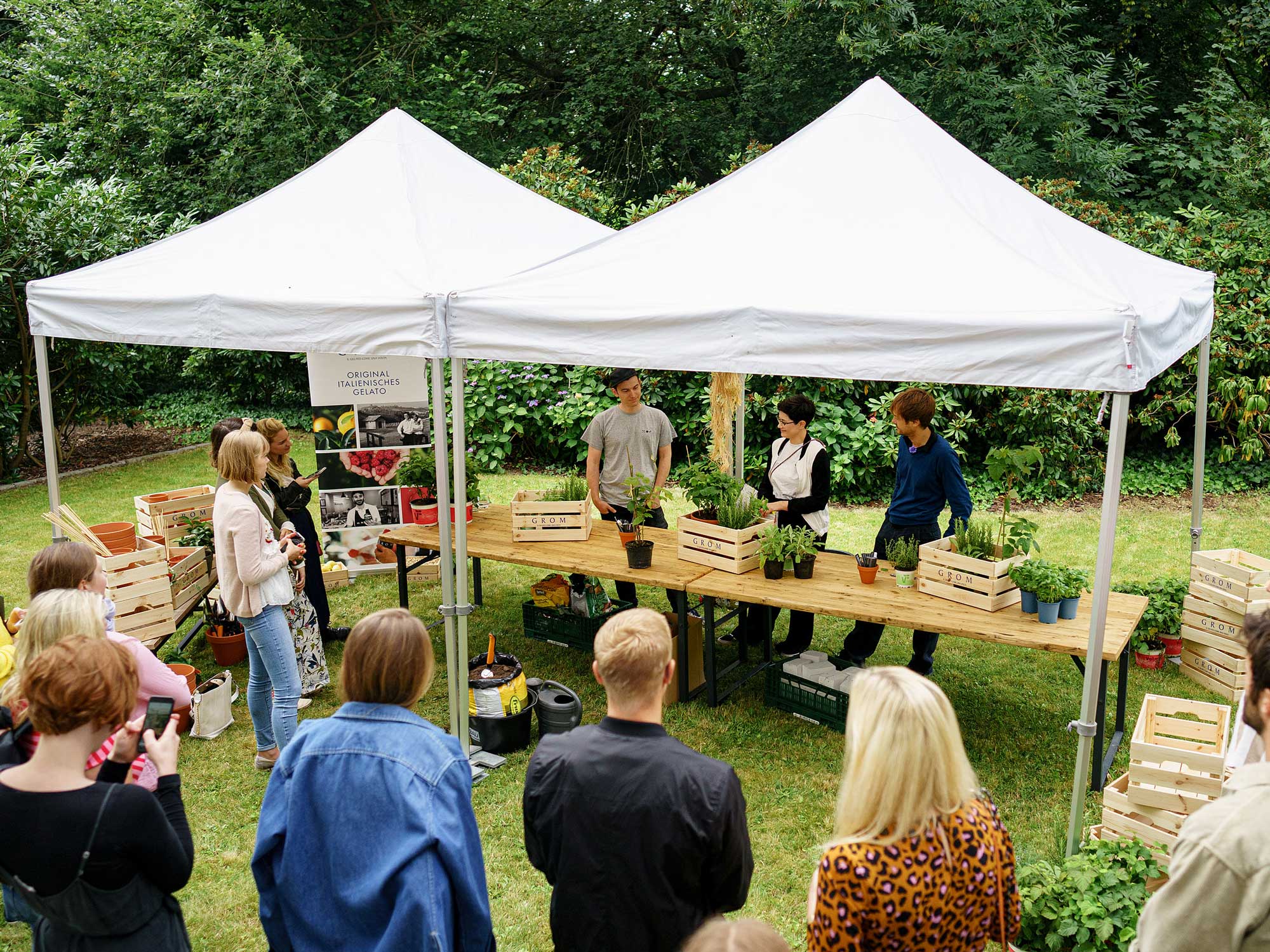 Ein Workshop in einem Garten.