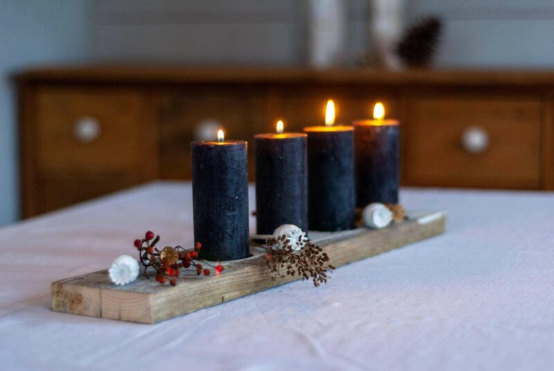 DIY-Kerzenbrett auf einem Tisch