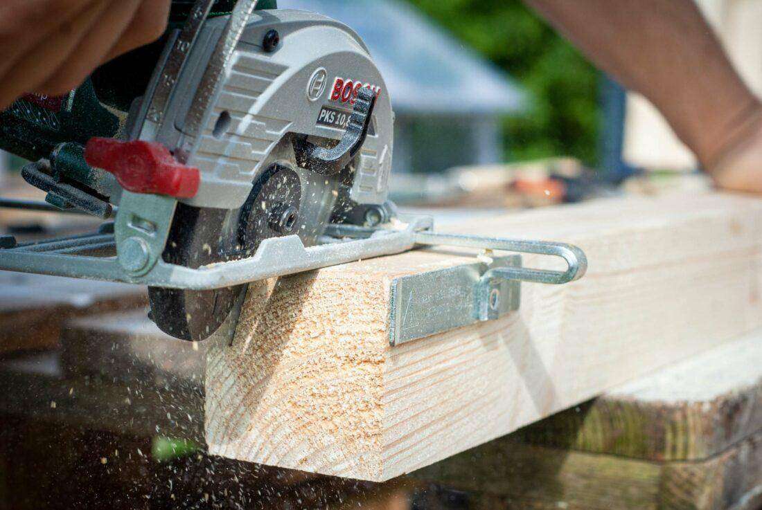 Außenküche selber bauen: Ein Kantholz wird abgesägt.