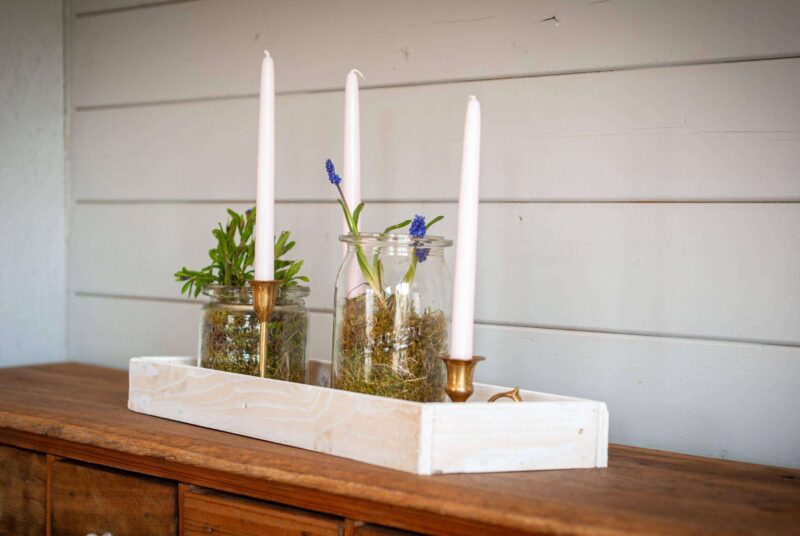 Osterdeko selber machen: Ein Centerpiece steht auf einer Kommode.