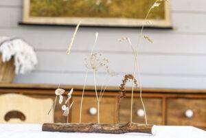 Trockenblumen-Display: Auf einem Tisch steht ein dekoriertes Trockenblumen-Display.