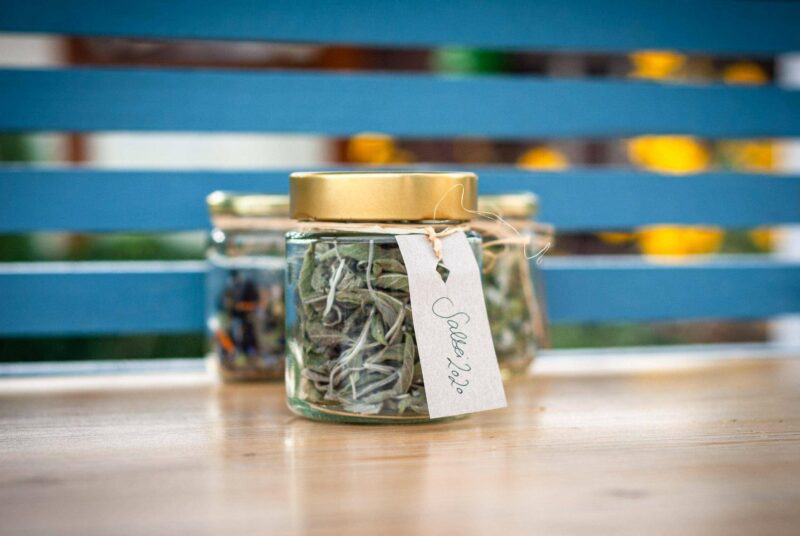 Kräutertee selber machen: verschiedene Gläser stehen in einer Outdoorküche.