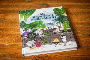 Das Buch Das sensationelle Winterhochbeet liegt auf einem Küchentisch