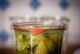 Gemüse haltbar machen: Eingekochte Zucchini in einem Weck-Glas.
