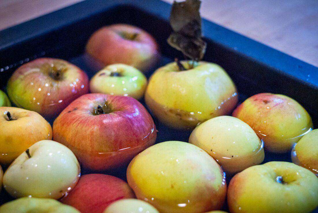 Äpfel für Apfelmus werden gewaschen. 