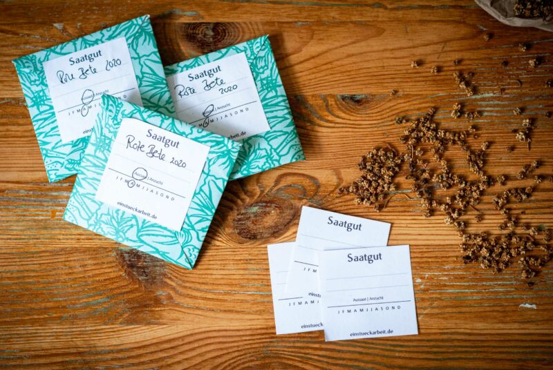 Samentütchen falten: drei Tüten auf einem Tisch.