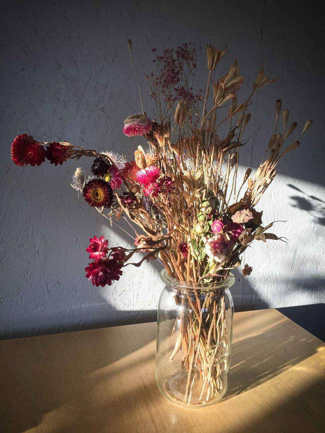 Schnittblumen im Garten: Ein Strauß getrockneter Blumen steht auf einem Tisch.