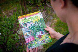 Garten-Spass-4 Deborah Hucht mit der Juniausgabe der Gartenspaß m Schrebergarten.