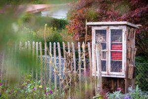 Insektenhotel bauen: ein Insektenhotel steht in einem Garten.