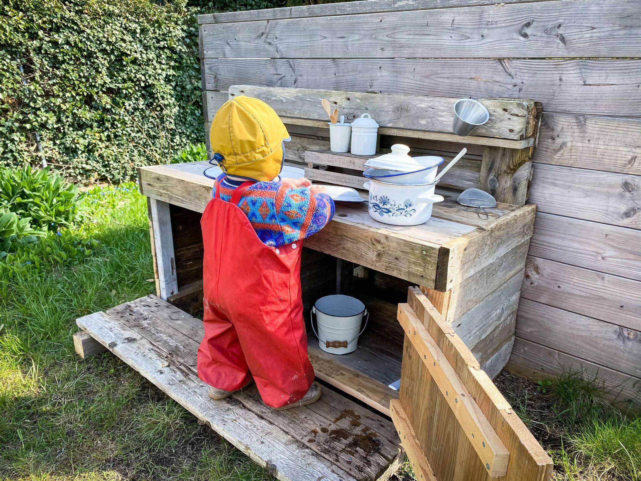Matschküche selber bauen Schritt für Schritt erklärt Ein Stück Arbeit