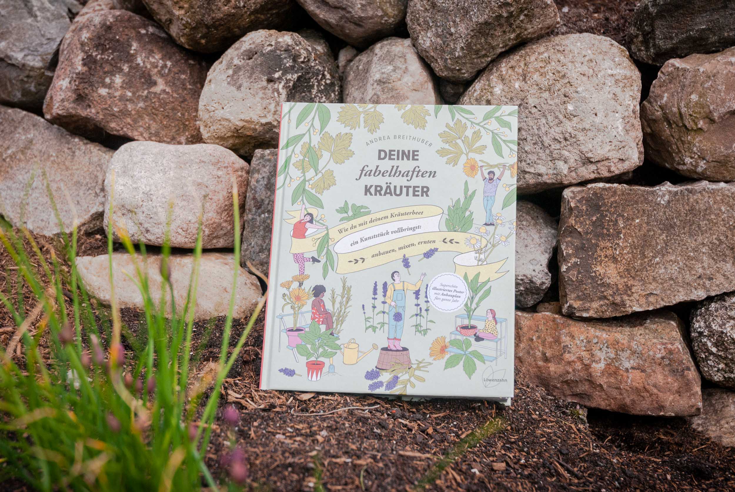 Deine fabelhaften Kräuter lehnt an einer Steinmauer.