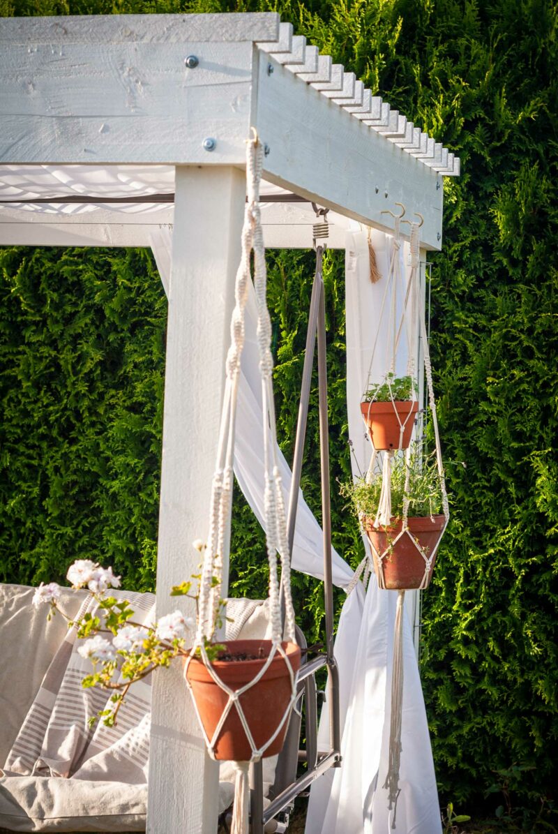 Pergola aus Holz selbst bauen: fertige Pergola mit Hollywoodschaukel