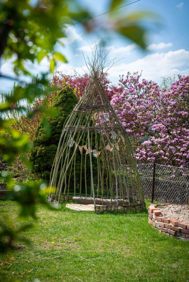 Blick auf ein Weidentipi