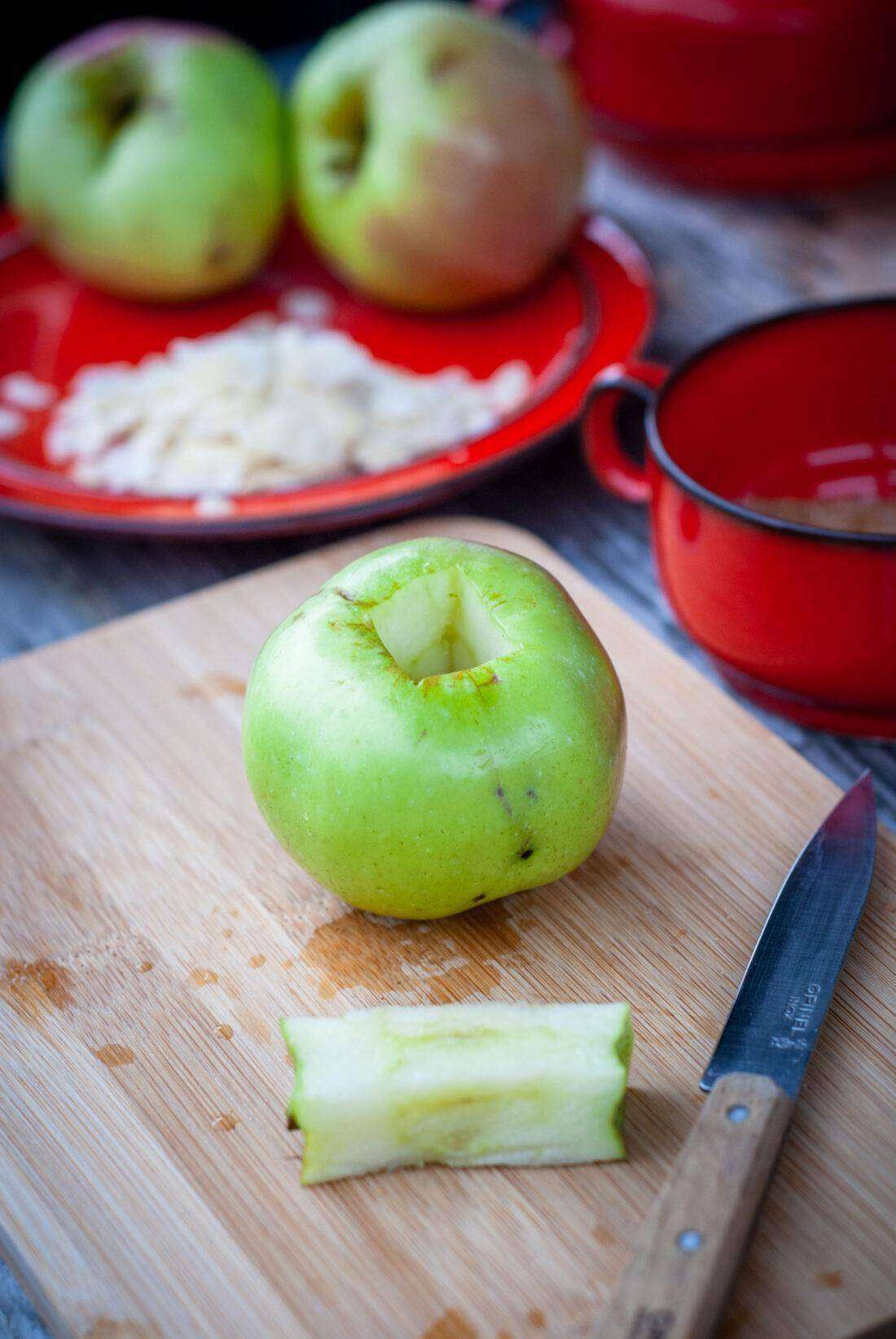 Bratapfel-Rezept einfach: zu Beginn die Äpfel entkernen.